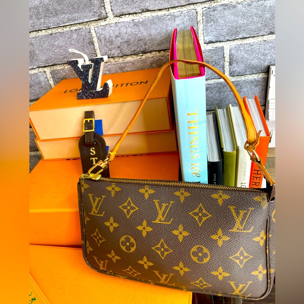 🔥SOLD🔥Authentic Louis Vuitton Pochette Accessories - Picture 1 of 16